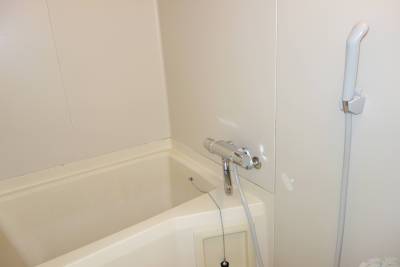 自動温度調節機能付きシャワーのある風呂