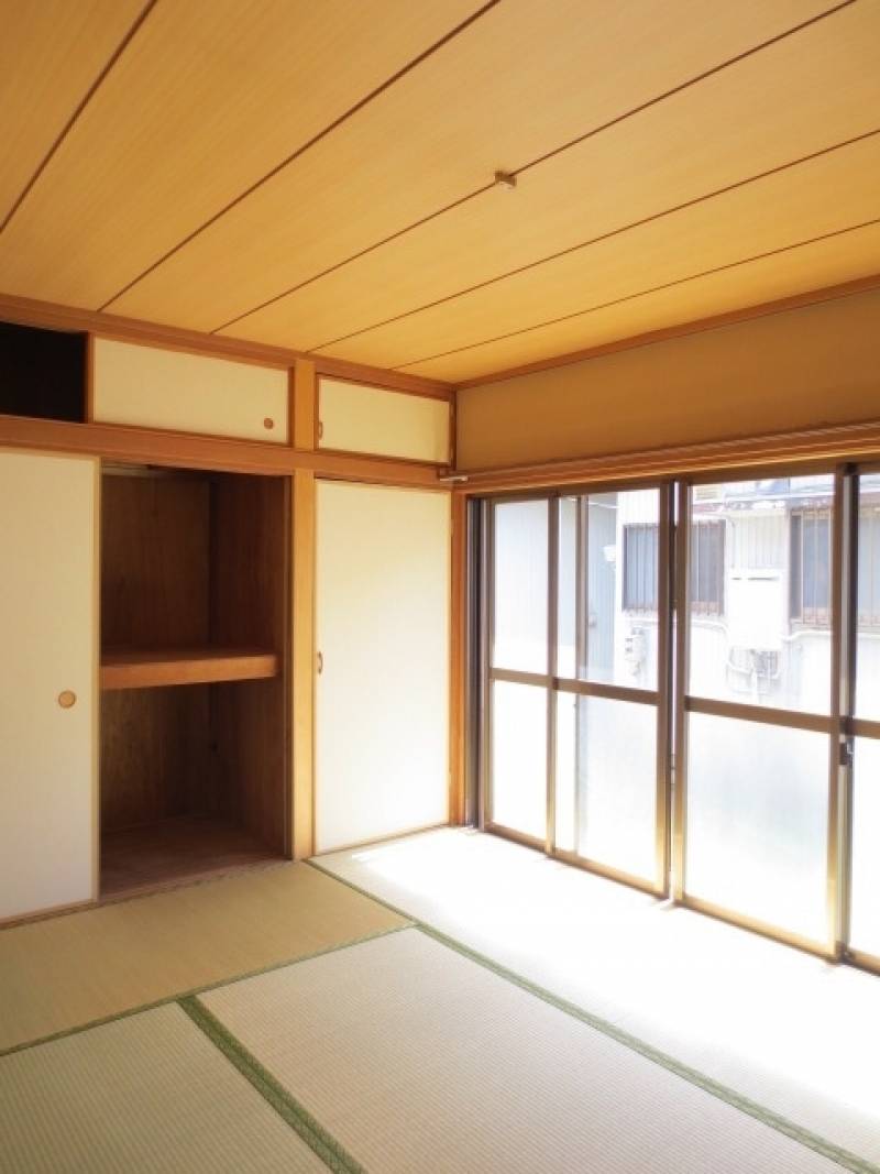 和室、南向きで縁側が有り、窓からの日差しも明るいです。