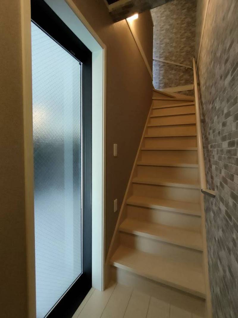 1階玄関から2階居室への階段スペース