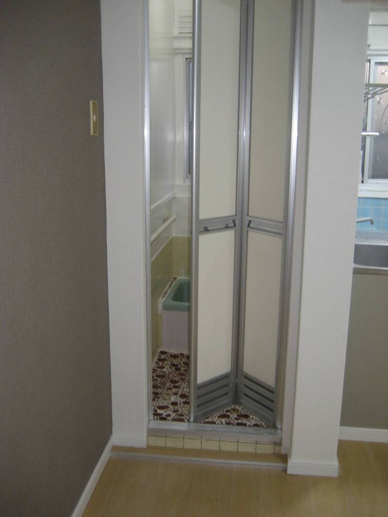 浴室のアルミ二つ折れドア
