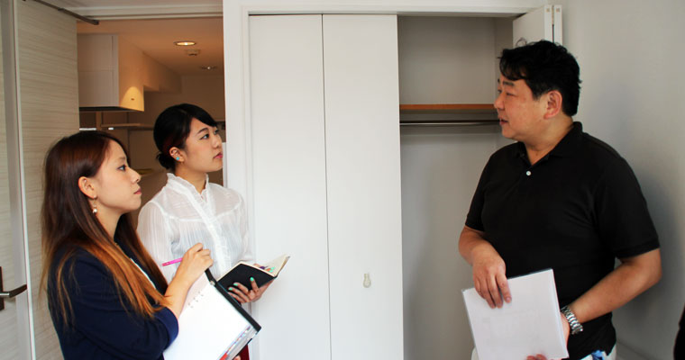 大家さんと室内でインタビュー