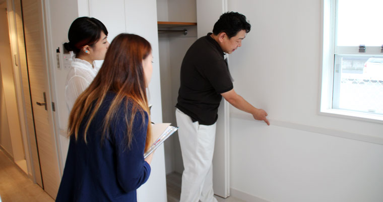 ネコの習性を考慮して壁の真ん中に板を用意