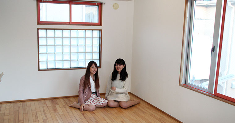 部屋に座るウチコミ!女子