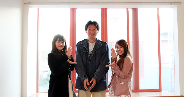 ウチコミ!女子と山田オーナーの記念写真