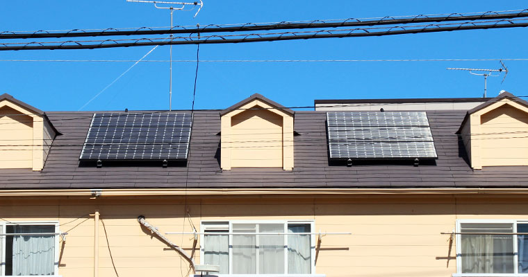 屋根には太陽光発電のソーラーパネルが