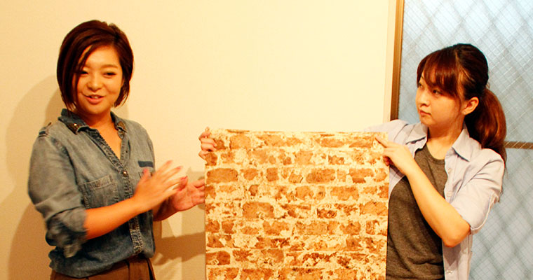 安全の壁紙の見分け方をレクチャーする笹川社長（左）