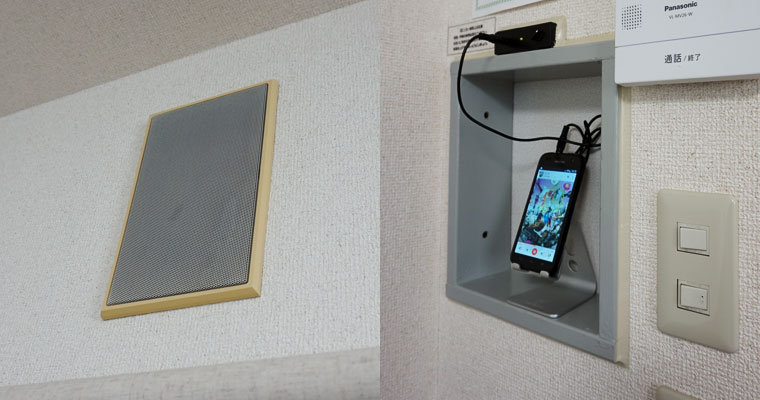 左：部屋の設備であるスマートフォン用のスピーカー　右：スマートフォンの専用スタンド