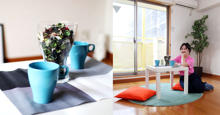 左：テーブルの上のブルーのマグカップ　右：黄色のベランダがお部屋を一段と明るく見せる