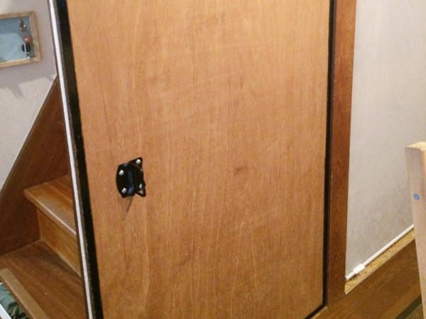 襖紙が貼られていた引き戸も取っ手をつけて和洋折衷の引き戸に