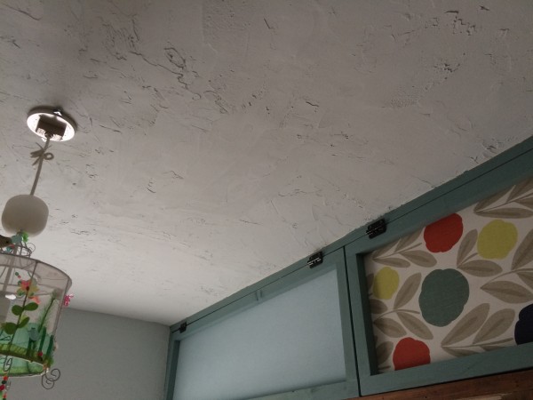 調湿効果のある珪藻土を天井全面に塗って収納部屋に