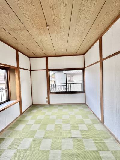 ２Ｆ和室。クロス貼替え、床マット新設(Ｒ８.４月)。