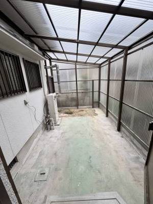 屋根付の作業スペースあります。