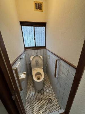 トイレ。ウォシュレット付。便座・フタ自動開閉。