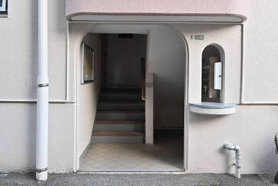 エントランス-階段のみの低層マンションです