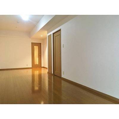 窓側から見たLDK。広いので家具の置き方にワクワクしますね。