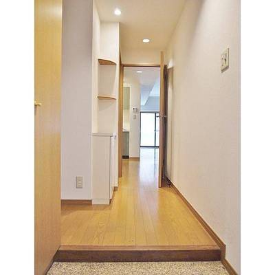 玄関から中を覗いた写真です。置物台がセンスの見せ所です♪