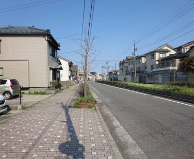 前面道路　外灯があり明るく安心