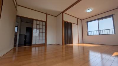 洋室超広々１１．８帖。エアコンは１８帖用。