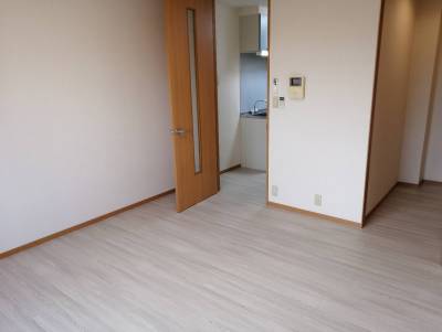 洋室からキッチン方向です。