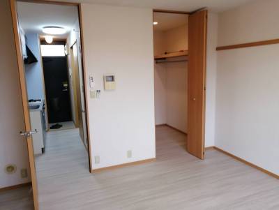 洋室からウォークインクローゼットとキッチン方向です。