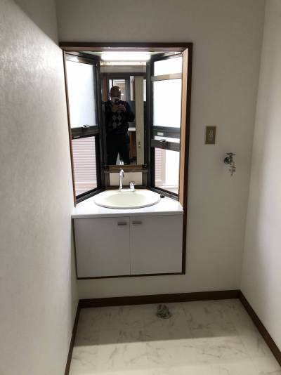 明るい洗面台と室内洗濯機置き場