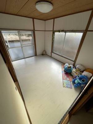 全てのお部屋にはウッドカーペットを敷いております。