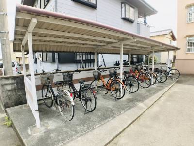 敷地内駐輪場も広々です♪