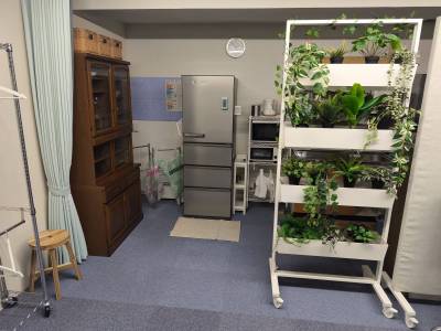 キッチン部　隠しカーテン　冷蔵庫　食器棚