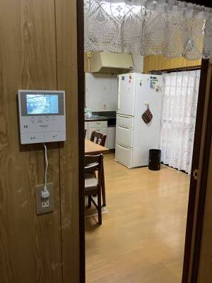 インターホンはキッチン出入り口の廊下