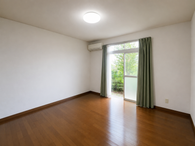 カーテン付き。買い足さずに住めます。