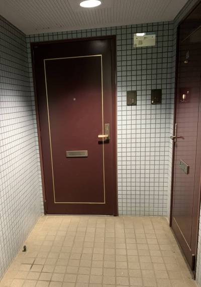 正面が1DKのドア、右が貸主のドアです。