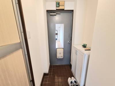 玄関内側でお出かけ前に全身チェックできる鏡あり
