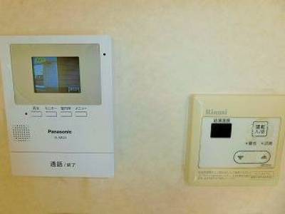 カラーモニタ付きのインターフォンだから、安心ですよー