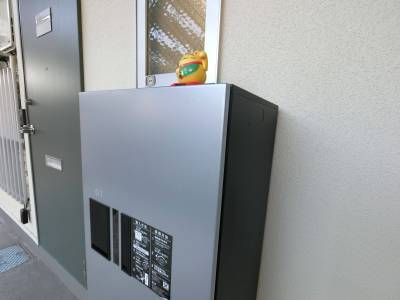 宅配ボックス上の招き猫がお出迎え♪