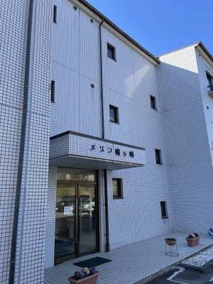 マンションエントランス。24時間防犯カメラ稼働中。