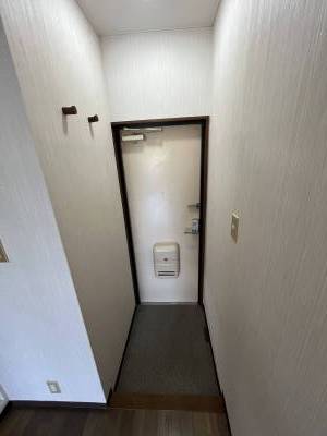 入口の右側にはちょっとしたフックもあります