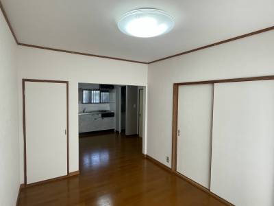 ダイニングと一体となった西側の洋室