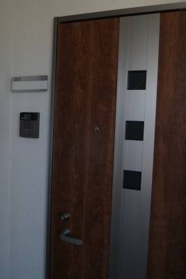 重厚でオシャレなドア
幸せな住まいのスタートが始まります