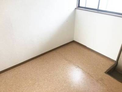 奥の部屋は収納部屋としも使えます。