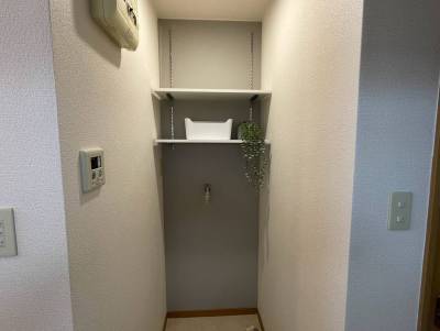 室内洗濯機置場と稼働棚で使いやすい水回り。