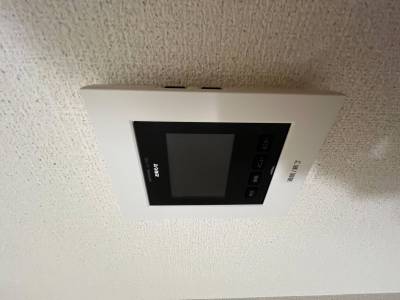 新品のモニター付きインターホン設置済みです。