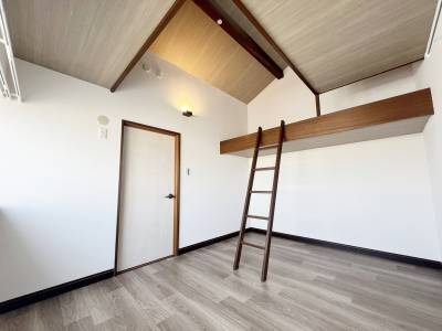 洋室①は天井が高くロフト付です。