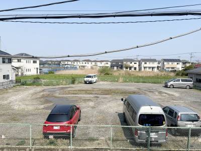 家の目の前に月ぎめ駐車場があります。