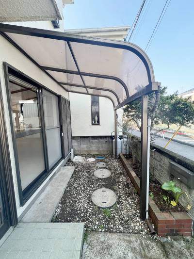 庭は屋根付きです。