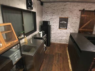 冷蔵庫やガスコンロなど付属していますのですぐに生活できます。