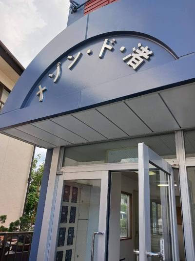 玄関を入り、中に各部屋のドアがあります。