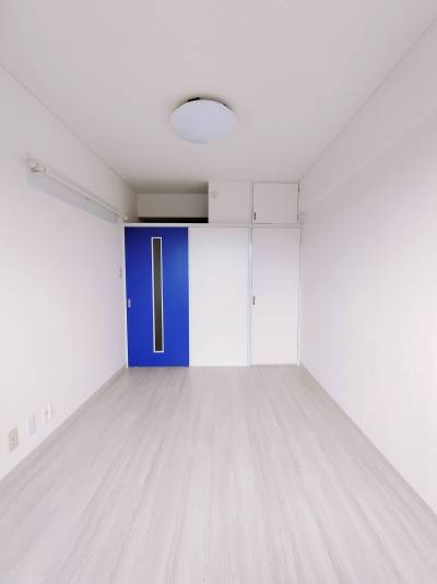 白い床と青のドアが特徴的です♪