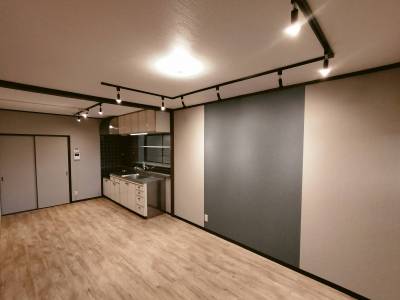 リビングは間接照明ライトとアクセントクロスで仕上げました