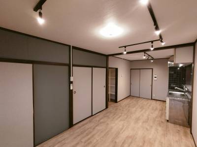 フローリングは無垢床風なプロタイルです