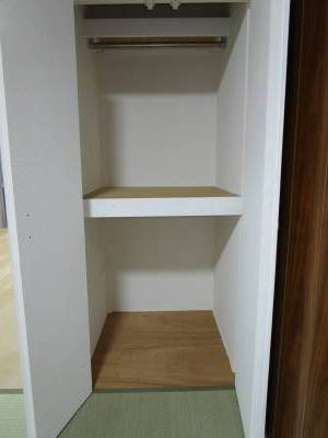 和室にある両開きドアのクローゼット。
